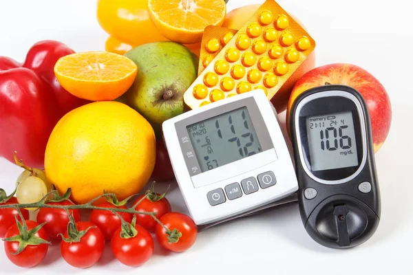 Medidor de glucosa, monitor de presión arterial, frutas con verduras y pastillas médicas — Foto de Stock