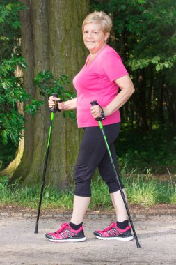 Yaşlı kadın kıdemli yürüyüşü, Yaşlılıkta sportif yaşam kavramı pratik