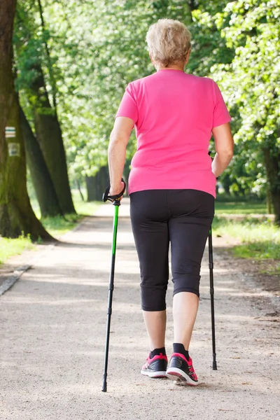 Yaşlı kadın kıdemli yürüyüşü, Yaşlılıkta sportif yaşam kavramı pratik