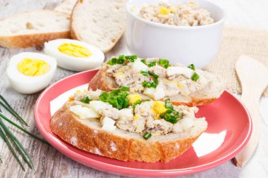 Uskumru veya ton balığı sandviç yumurta ve Frenk soğanı ile yapıştırın