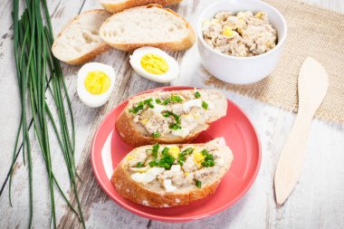 Dilim baget ile yumurta ve Frenk soğanı uskumru veya ton balığı Yapıştır