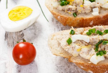 Baget ile taze uskumru balığı closeup yapıştırın, sağlıklı beslenme kavramı