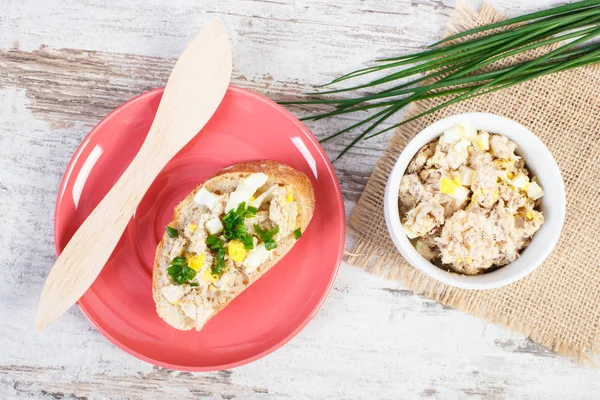 Baget uskumru veya ton balığı ile yumurta ve Frenk soğanı ile Yapıştır