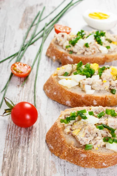 Huysuz baget ile uskumru balığı yapıştırmak, sağlıklı beslenme kavramı