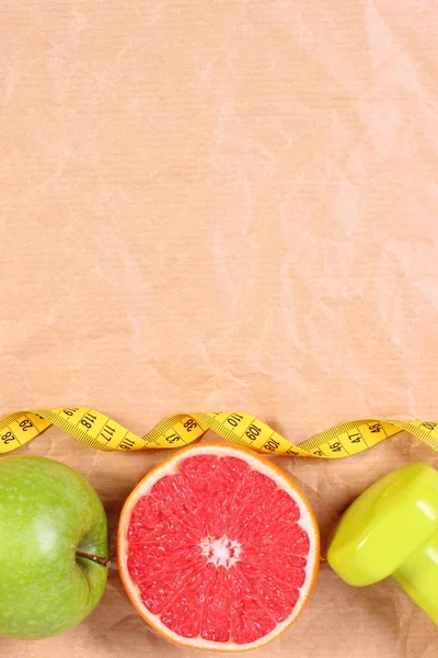 新鮮な熟した果物、巻尺、フィットネス、健康的なライフ スタイル コンセプトのダンベル — ストック写真