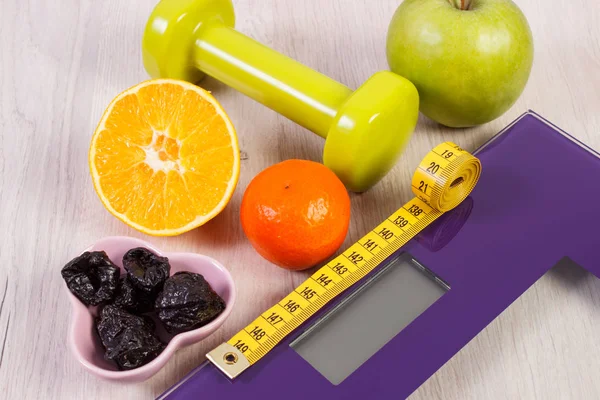 Digital våg, centimeter, hantlar och frukter, hälsosam kost och bantning koncept — Stockfoto