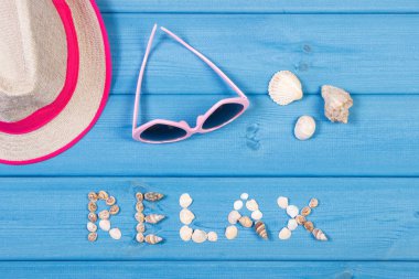 Sunglasse, hasır şapka ve word kabukları, yaz saati kavramı yapılmış rahat ol