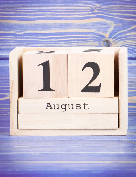 12 Ağustos. 12 Ağustos'ta tahta küp takvim tarihi