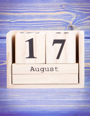 17 Ağustos. 17 Ağustos'ta tahta küp takvim tarihi