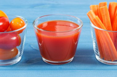 Domates suyu ve mavi masa, sağlıklı beslenme sebze