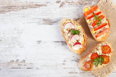 Baget veya uskumru veya ton balığı sandviç yapıştırın, gemide metin için yer Kopyala