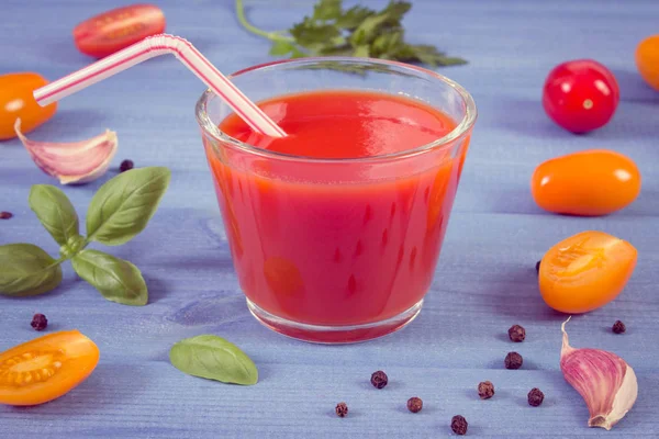 Винтажное фото, томатный сок и овощи со специями, здоровое питание — стоковое фото