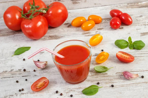 Verse tomatensap en fruit met specerijen, gezonde voeding concept — Stockfoto