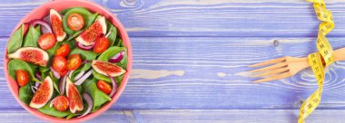 Meyve ve sebze salatası, mezura, zayıflama ve beslenme kavramı, çatalla kurullarında metin için yer kopyalayın