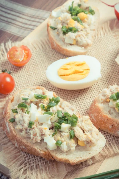 Vintage Fotoğraf, baget veya sandviç uskumru veya ton balığı yapıştır ile taze hazırlanmış