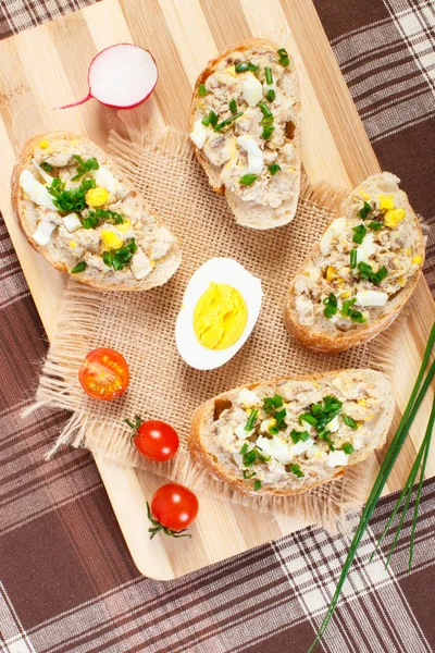 Gevrek baget veya uskumru veya ton balığı yapıştır ile sandviç