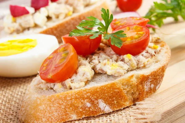 Taze sandviç ya da baget ile uskumru veya ton balığı Yapıştır