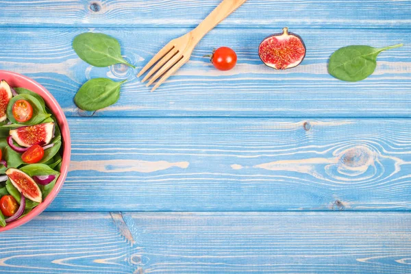 Meyve ve sebze salatası ahşap çatal, sağlıklı beslenme, kavramı ile kurullarında metin için yer kopyalayın