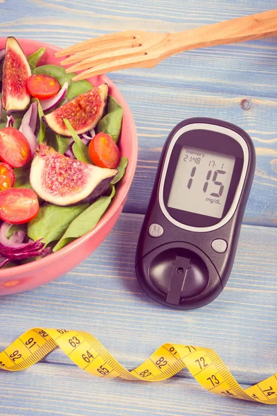 Archiwalne zdjęcie, owoce i sałatki warzywne i Glukometr z centymetrem, koncepcja cukrzycy, odchudzania i zdrowego odżywiania — Zdjęcie stockowe