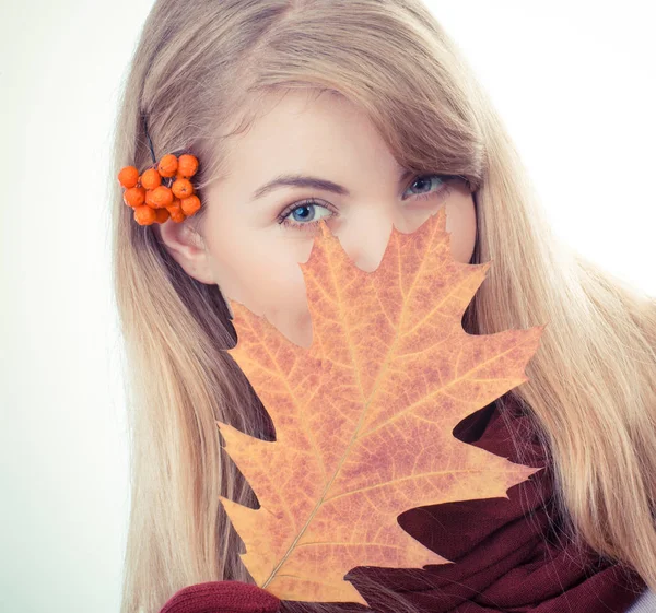 老式的照片，与罗文举行秋季叶的头发的女孩 — 图库照片