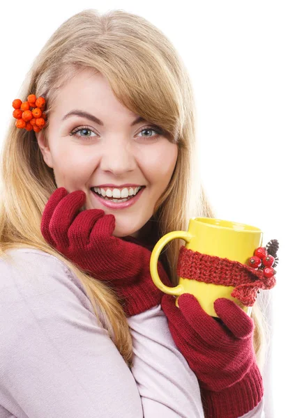 Šťastná dívka s rowan ve vlasech nosí vlněné rukavice a drží šálek čaje zabalené šátek — Stock fotografie