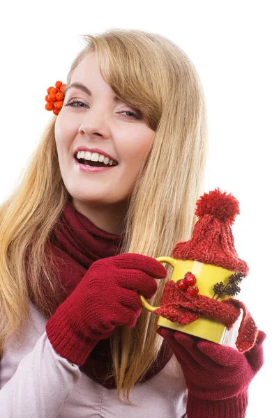 Ragazza sorridente con Rowan in capelli indossando guanti e tenendo in mano una tazza di tè con sciarpa di lana e cappuccio — Foto Stock