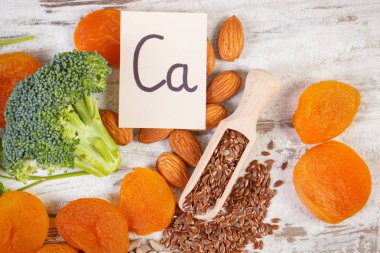 Ürün ve kalsiyum ve doğal mineraller, sağlıklı beslenme kavramı içeren maddeler