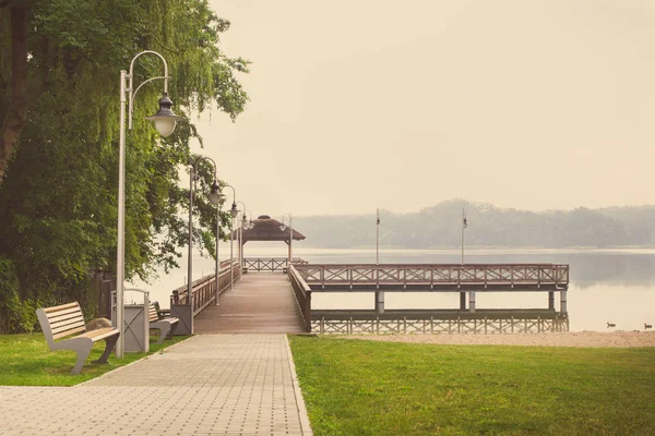 Photo vintage, Sentier pédestre et jetée en bois au lac — Photo