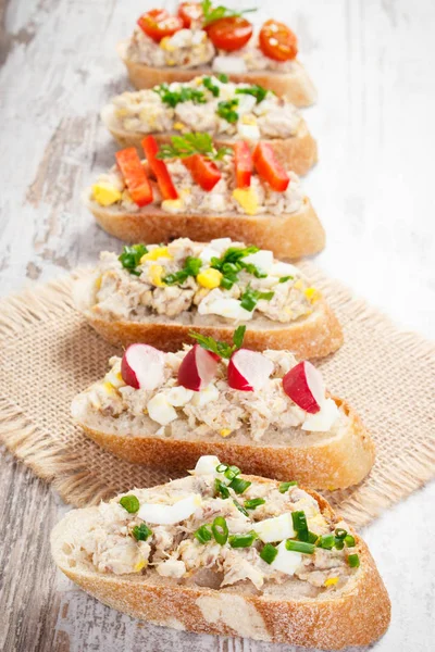 Kaşarlı sandviç uskumru veya ton balığı ile yapıştırın, sağlıklı beslenme