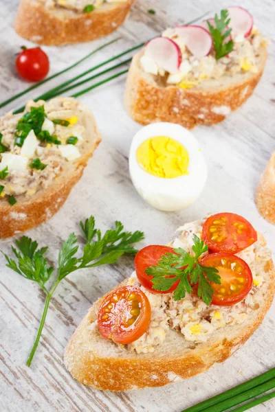 Uskumru veya ton balığı ile huysuz baget yapıştırın, sağlıklı beslenme