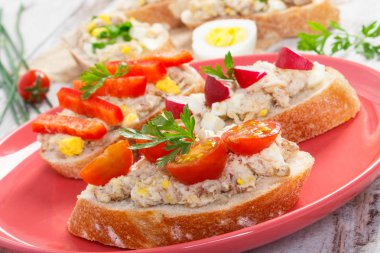 Kaşarlı sandviç ya da baget uskumru veya ton balığı ile yapıştırın tabağında, sağlıklı beslenme