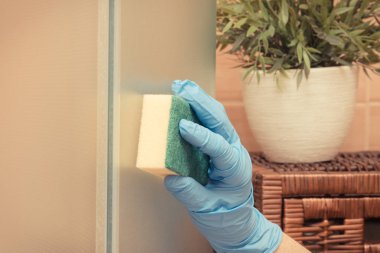 El sünger kullanarak ve cam duş kapı banyo, ev görev kavramı silerek üst düzey kadın