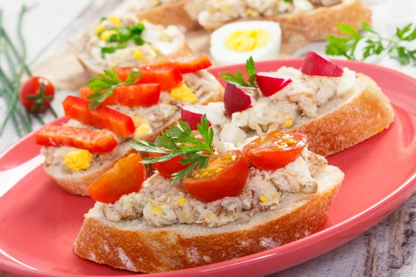 Kaşarlı sandviç ya da baget uskumru veya ton balığı ile yapıştırın tabağında, sağlıklı beslenme