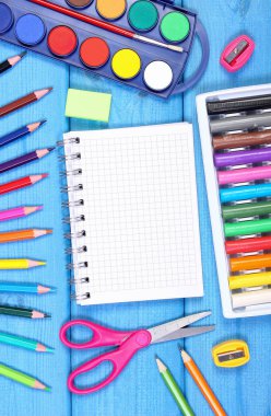 Okul aksesuarları ile başa okul kavramı mavi kurullarında not etmek