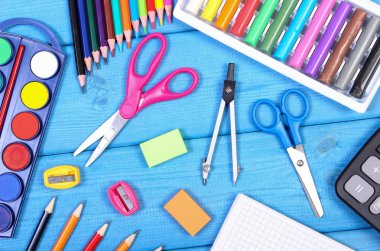 Ofis ve okul aksesuarları başa okul kavramı mavi kurullarında