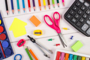 Öğrenme ve öğretme okul kavramı başa beyaz tahtalar üzerinde için okul aksesuarları