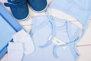 Hamile ve giyim için yeni doğan bebek kavramı için bekliyor, olumlu sonuç ile test