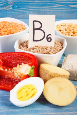 Ürün ve malzemeler içeren vitamin B6 ve diyet lifi, sağlıklı beslenme