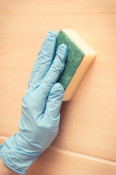 Χέρι των ανώτερων γυναίκα καθαρισμού πλακιδίων στο μπάνιο με σφουγγάρι, οικιακά καθήκοντα έννοια — Φωτογραφία Αρχείου