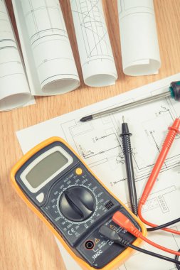 Elektrik diyagramları, elektrik tesisatı ve tornavida ölçüm için multimetre