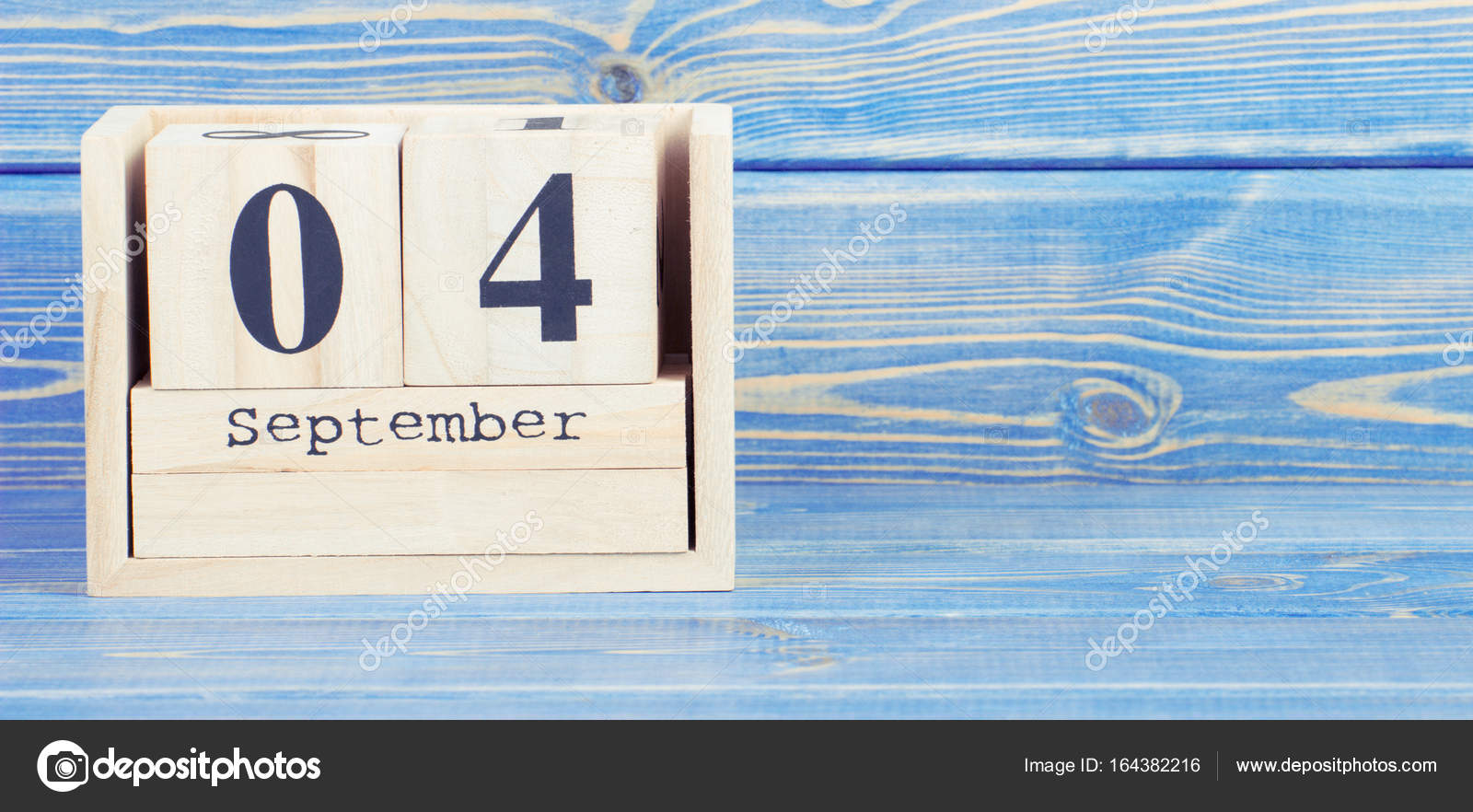 Vintage photo, September 4th. Date of 4 September on wooden cube calendar —  Stock Photo © ratmaner #164382216