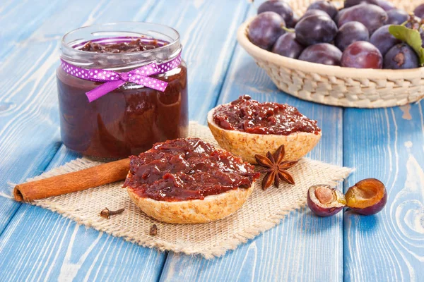 Sandviç Erik marmelat ya da reçel, sağlıklı tatlı snack kavramı ile