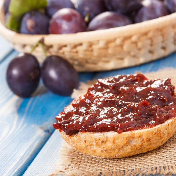 Fresh prepared sandwiches with plum marmalade or jam, healthy sweet snack or breakfast concept — Stock Photo, Image