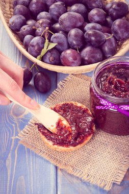 Ev yapımı Erik marmelat ya da reçel, tatlı Kahvaltı veya tatlı kavramı ile sandviç hazırlama