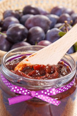 Bıçak ve ev yapımı Erik marmelat ya da reçel cam, sağlıklı tatlı snack kavramı