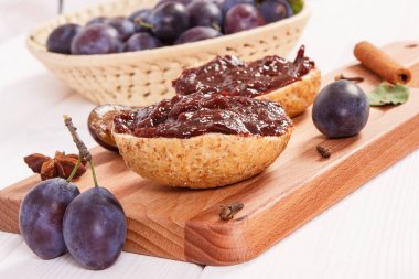 Erik ile taze hazırlanmış sandviç ahşap kesme tahtası üzerinde kahvaltı kavramı jam