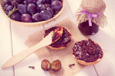 Jüt çuval bezi, hazırlık kahvaltı kavramı üzerinde bıçak ve taze sandviç ile Erik reçel