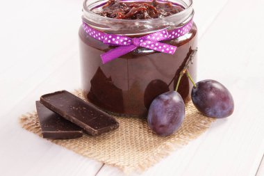 Erik reçeli veya reçel Cam Kavanoz, meyve ve çikolata, tatlı tatlı kavramı
