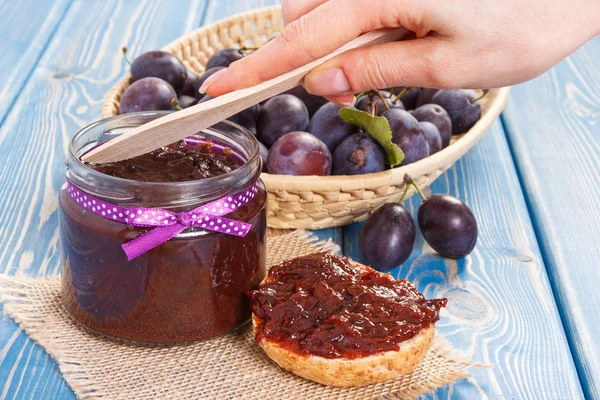 Ev yapımı Erik marmelat ya da reçel, tatlı Kahvaltı veya tatlı kavramı ile sandviç hazırlama