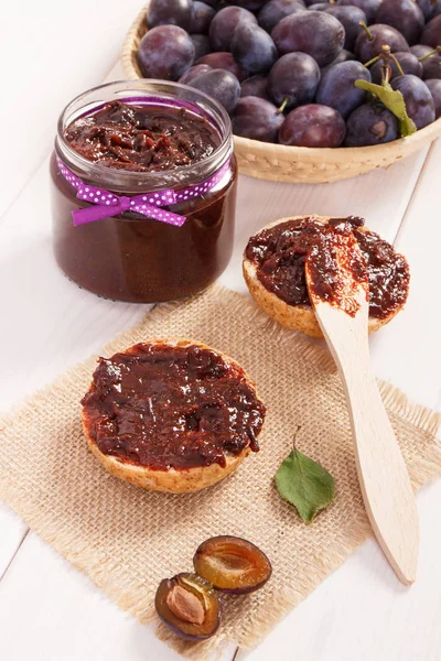 Bıçak, Erik reçeli veya reçel jüt çuval bezi, hazırlık kahvaltı kavramı üzerinde sandviç